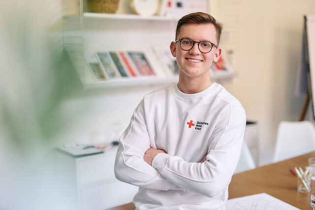 Junger Mitarbeiter im DRK
